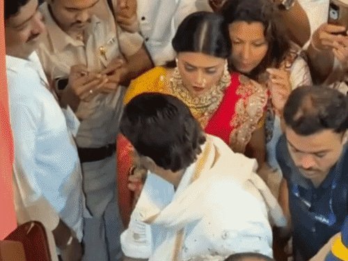 ગોવિંદાએ કોમલ રાની સાથે લાલબાગચા રાજાના દર્શન કર્યા, સુનીતાએ અલગથી દર્શન કર્યાં