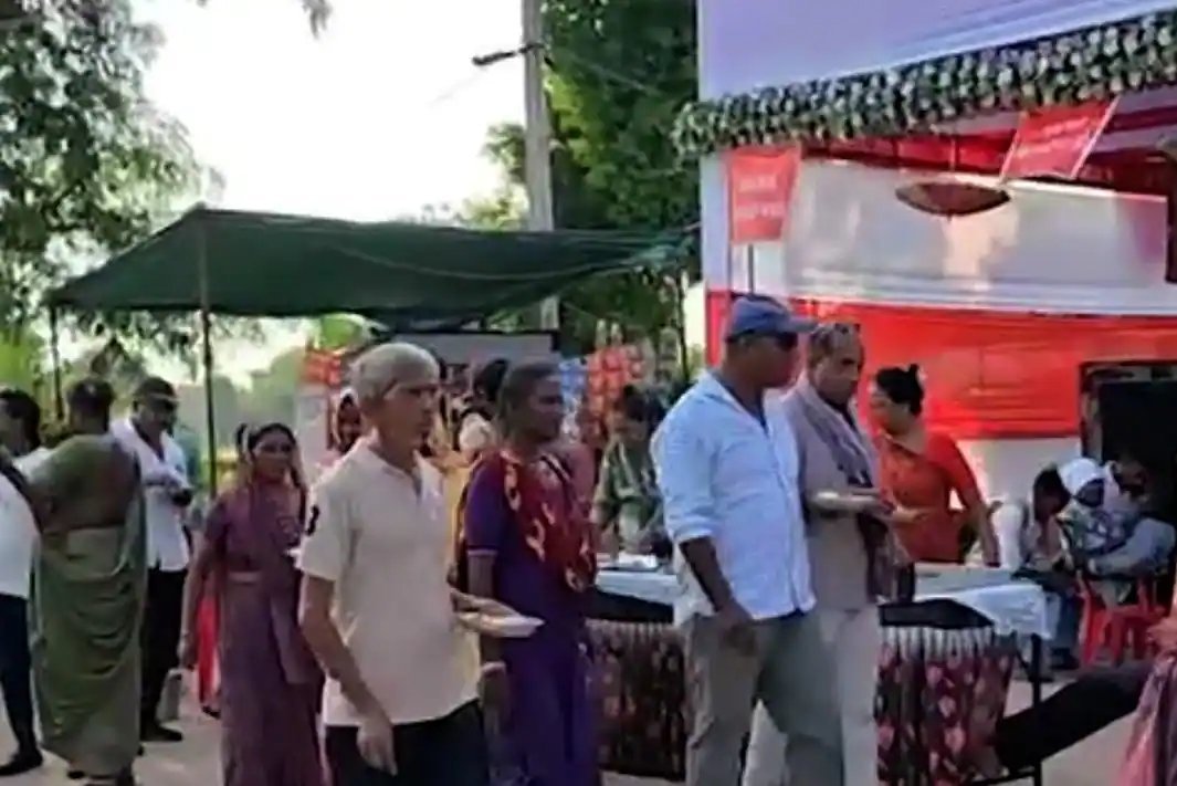 અંબાજી પદયાત્રીઓ માટે ખેરાલુમાં ભવ્ય સેવા કેમ્પ, અમદાવાદના યુવાનો જોડાયા