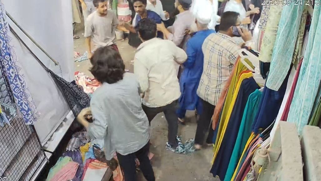 અમદાવાદ: ઢાલગરવાડમાં વાહન સાઇડમાં લેવાની બાબતે હિંસક હુમલો, દુકાનમાં ઘૂસી કાકા-ભત્રીજા પર તીક્ષ્ણ હથિયારથી પ્રહાર