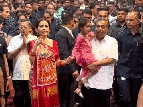 લાલબાગચા રાજાના દર્શને અંબાણી પરિવાર: નીતાનો પટોળા લુક, અનંત-આદિયાની મસ્તી