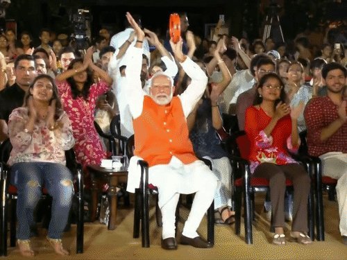 વડાપ્રધાન મોદીએ ‘ભજન ક્લબિંગ’માં ભાગ લીધો, ખંજરી વગાડી યુવાનો સાથે તાલ મિલાવ્યો