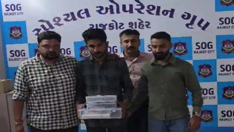 રાજકોટ: શાકભાજી વેચવાની આડમાં નકલી નોટો છાપતો શખ્સ એસઓજીના હાથે ઝડપાયો