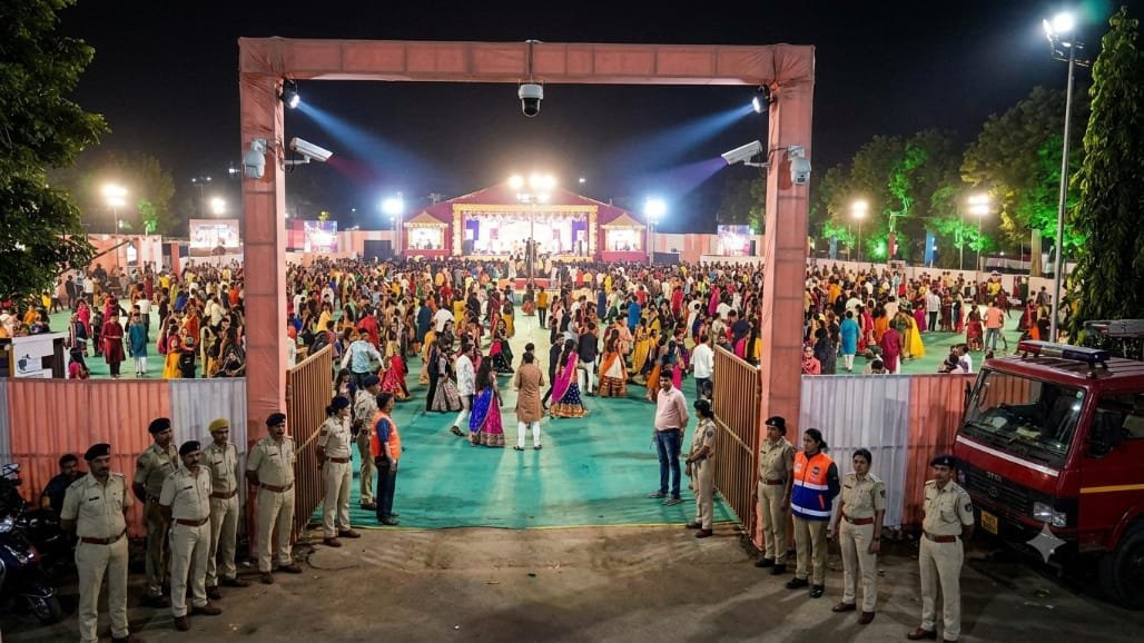 અમદાવાદ નવરાત્રિ 2026: ગરબા ગ્રાઉન્ડ પર AI કેમેરા અને ફેસ રિકોગ્નિશનથી નજર, 4 મોટા નિર્ણય