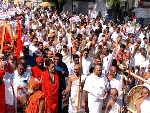 સુરતમાં ગેરકાયદે કતલખાના સામે અહિંસા માર્ચ, સાધુ-સંતો અને હજારો લોકો જોડાયા