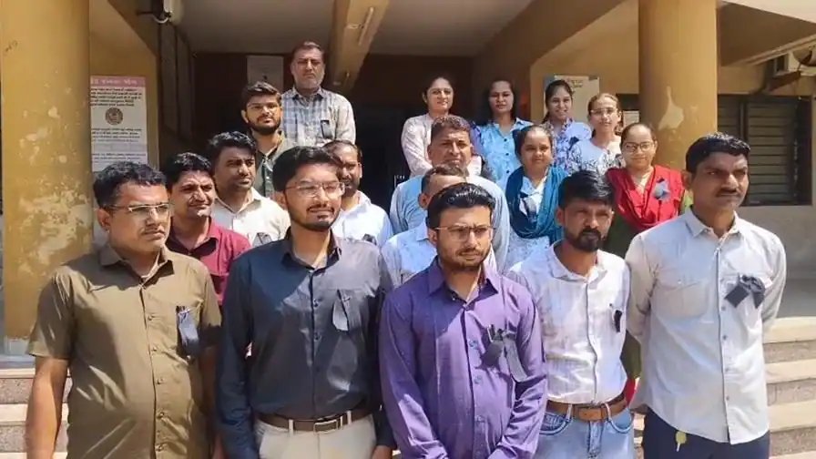 ગુજરાતમાં મહેસૂલી કર્મચારીઓની રાજ્યવ્યાપી હડતાળ 5 ઓક્ટોબરથી, વકીલો પણ આંદોલનમાં