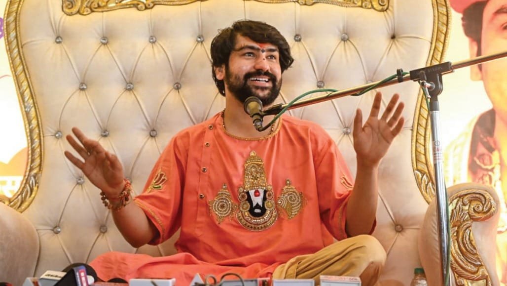 બાગેશ્વર ધામમાં મહિલાઓને એકલા ન આવવાની ધીરેન્દ્ર શાસ્ત્રીની અપીલ