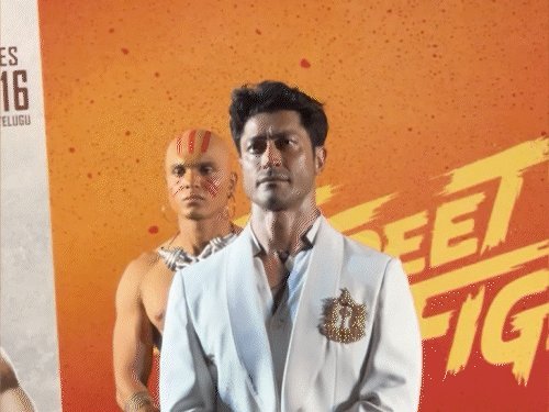 વિદ્યુત જામવાલે 15 મિનિટ શ્વાસ રોક્યો, 20 મિનિટ પાંપણ ન ઝબકાવી; 'સ્ટ્રીટ ફાઇટર' ઇવેન્ટમાં ચોંકાવ્યા