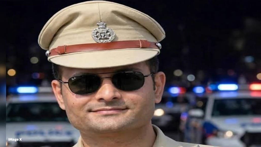 મહિલા પત્રકારો સામે છેડતીના આરોપ બાદ ACP વિવેક ભગતને વધારાનો ચાર્જ પરથી હટાવાયા